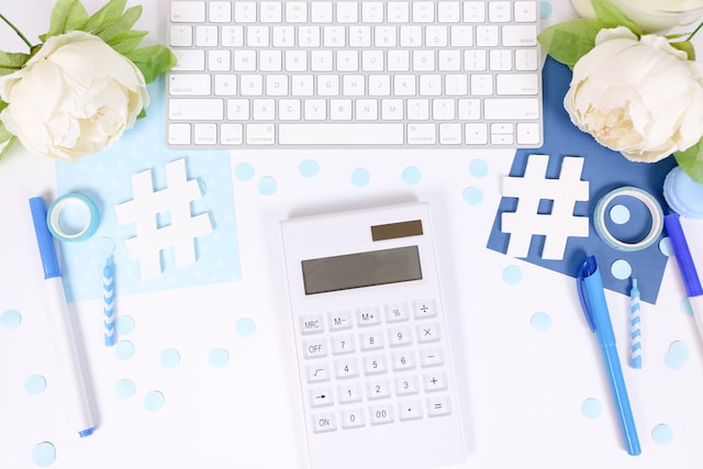 Une photo de plusieurs symboles hashtag, d'une calculatrice et d'un clavier sur une table.