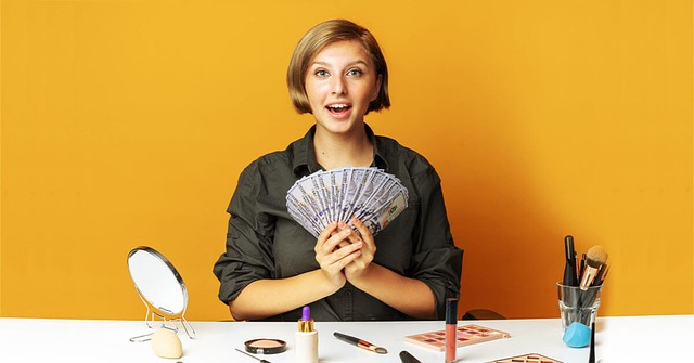 Influenceuse de maquillage avec des billets de banque dans la main.