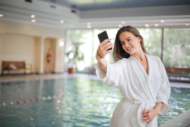 Un influencer graba un reportaje en Instagram junto a la piscina.