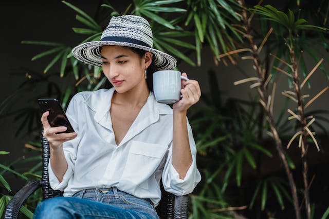 Een vrouwelijke influencer doorzoekt haar volgerslijst om nepvolgers te vinden.