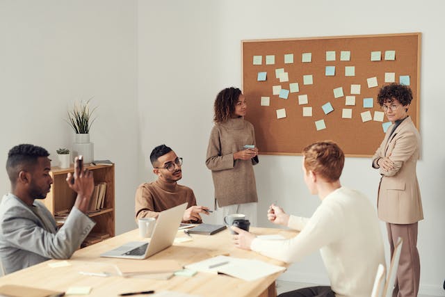 Un gruppo di persone che fa brainstorming.