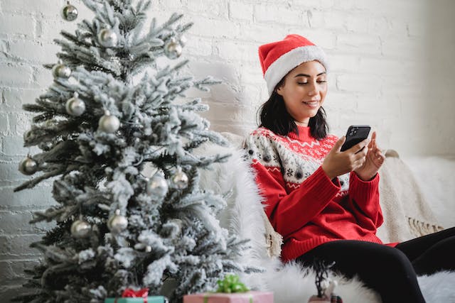 Een vrouw bedenkt het beste Instagram onderschrift voor haar foto.