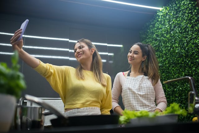 Dos influencers graban un vídeo entre bastidores de su Instagram para conseguir visitas.