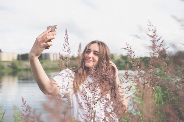 Eine Influencerin streamt live auf Instagram, um die Reichweite ihres Accounts zu erhöhen.
