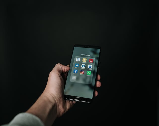 Ein Telefon, das Apps für soziale Medien anzeigt, darunter Instagram.