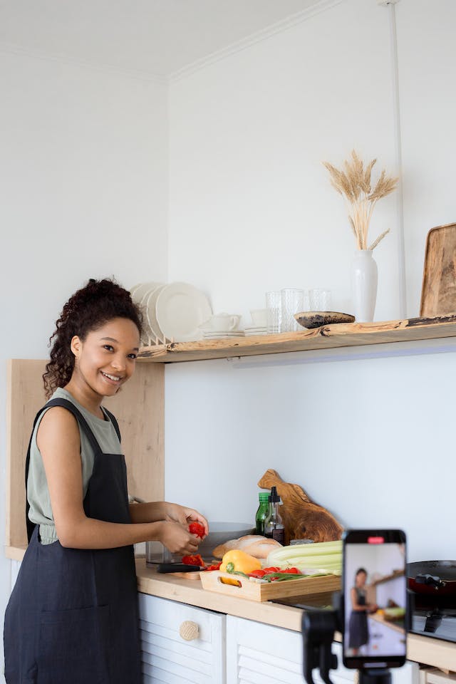 Une influenceuse partage une recette de salade avec ses followers.