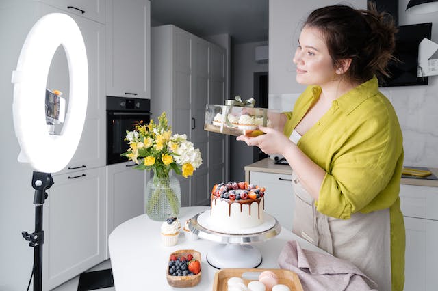 Un influenceur culinaire créant une publicité de contenu de marque de recette sponsorisée pour une marque de produits alimentaires.