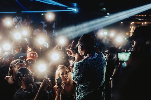 Un artiste qui dispose d'une base de fans solide et établie et qui peut donc prétendre à un contenu de marque sur Instagram