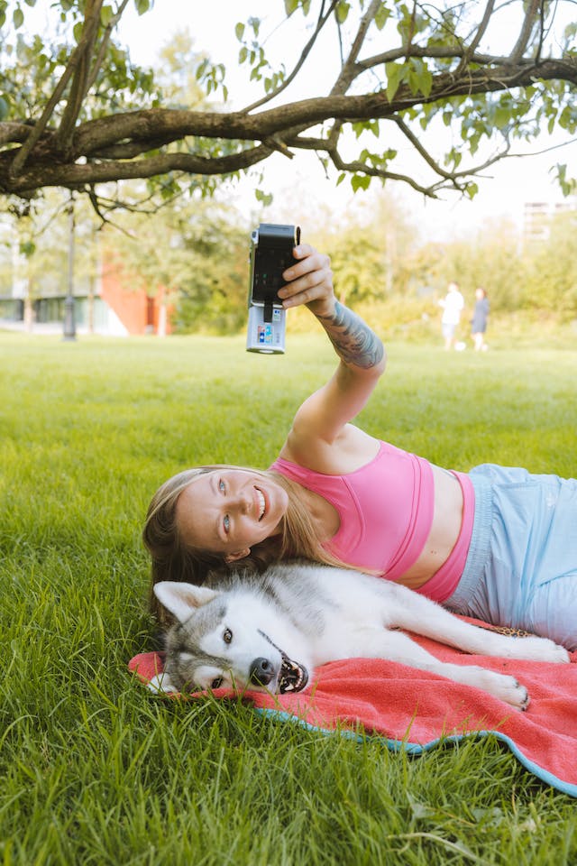 Une femme prend un selfie avec son Husky.