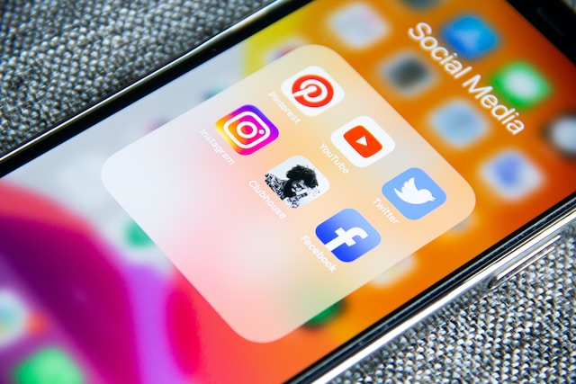 Um ecrã de telemóvel com Instagram e ícones de outras plataformas de redes sociais