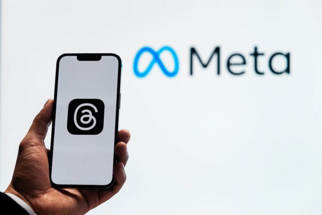 Um homem está a utilizar uma nova aplicação Meta Thread num smartphone.