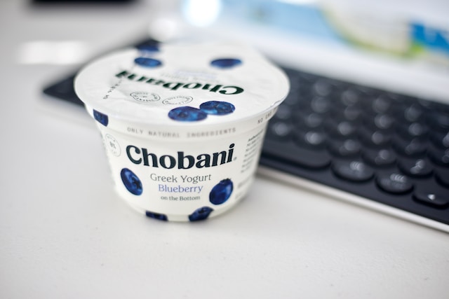 Um iogurte Chobani com sabor a mirtilo.