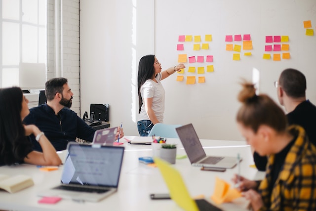 Un equipo de marketing en redes sociales en una sesión de brainstorming. 