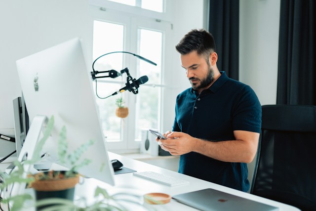 Um homem a preparar o seu equipamento para gravar um Reel.