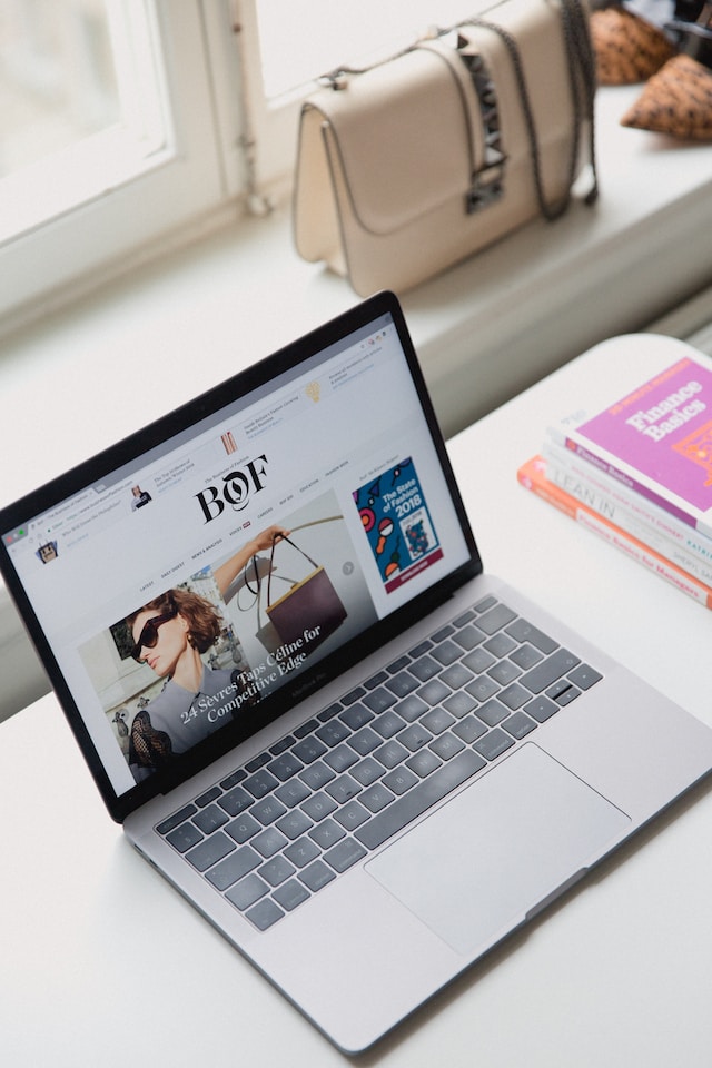 한 여성이 노트북을 사용하여 비즈니스 웹사이트( Instagram 계정)를 준비합니다.