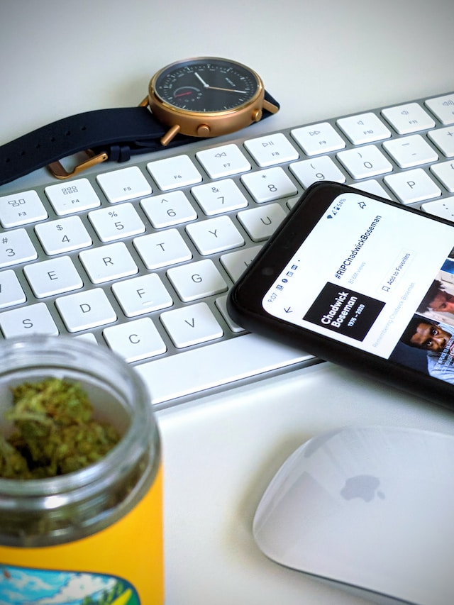 Photo d'une souris, d'un clavier et d'une montre Apple sur une table blanche.