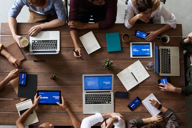 Vista dall'alto di un team che lavora alla propria strategia per i social media.