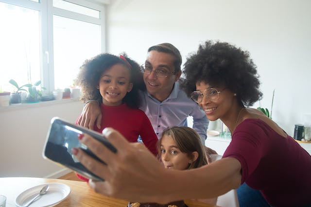 Uma família tira uma fotografia para publicar nas redes sociais. 