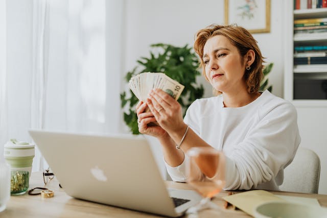 una mujer con dinero en la mano