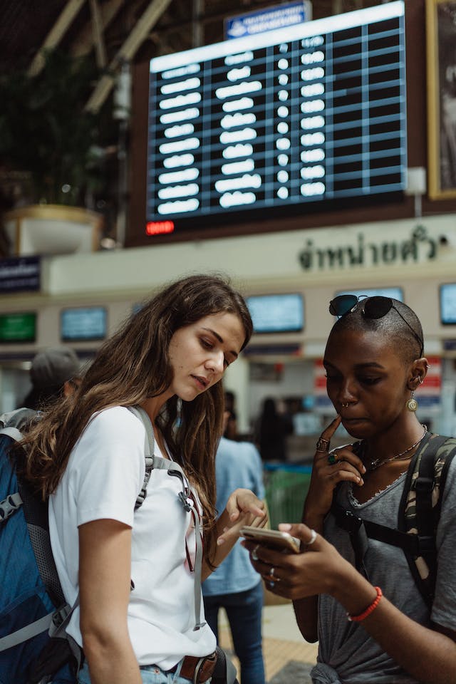 As mulheres estão a discutir se o Instagram é melhor ou o Twitter.