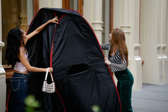 Dos chicas influencers se montan un vestuario portátil para su próximo IG Story.