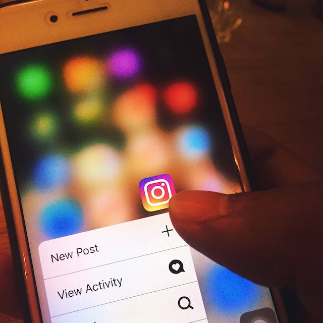 Una persona visualizza le caratteristiche di Instagram .
