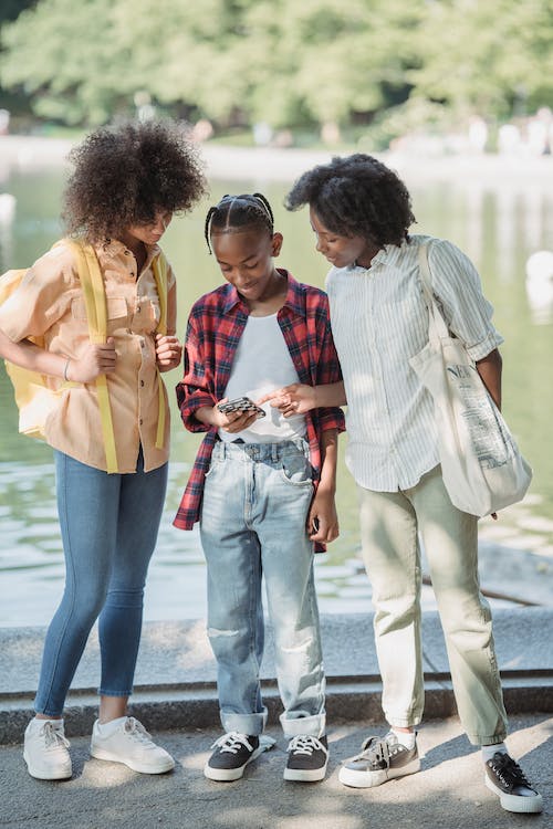 Tieners kijken naar interessante inhoud op sociale media. 