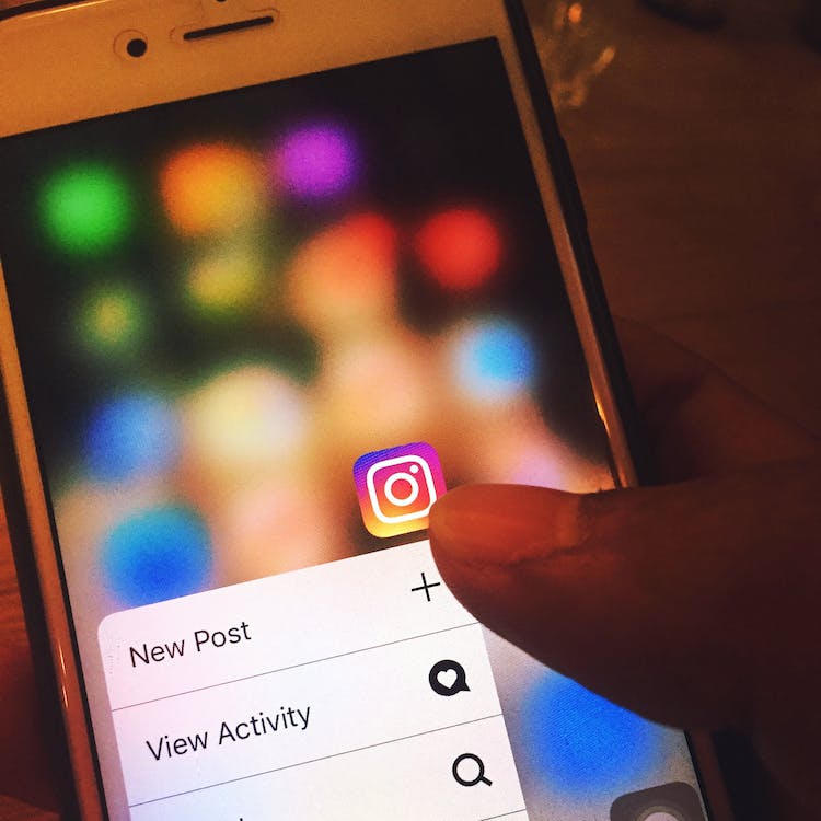 Uma pessoa adiciona diretamente uma nova mensagem em Instagram . 
