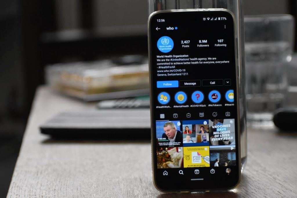 Una cuenta verificada Instagram de la OMS en Smartphone.
