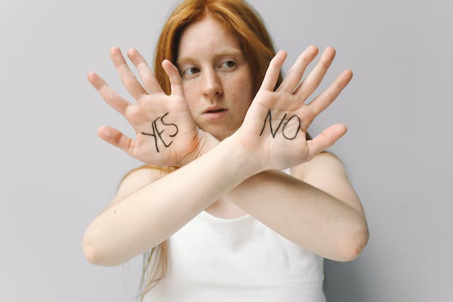 A woman with the words “Yes” and “No” written on either hand.