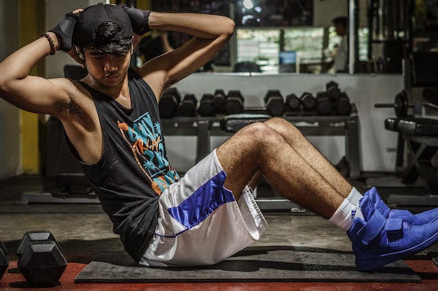 Um influenciador de fitness masculino a fazer um treino intenso no ginásio.