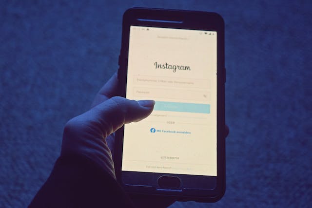 Uma pessoa está a iniciar sessão na sua conta Instagram no telemóvel.