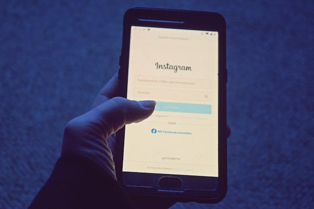 ある人が電話でInstagram のアカウントにログインしている。