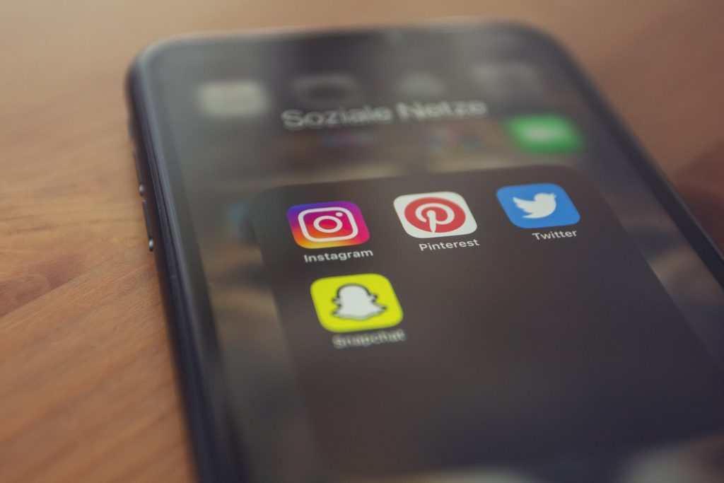 InstagramTwitter, Pinterest en Snapchat applicaties op de telefoon. 