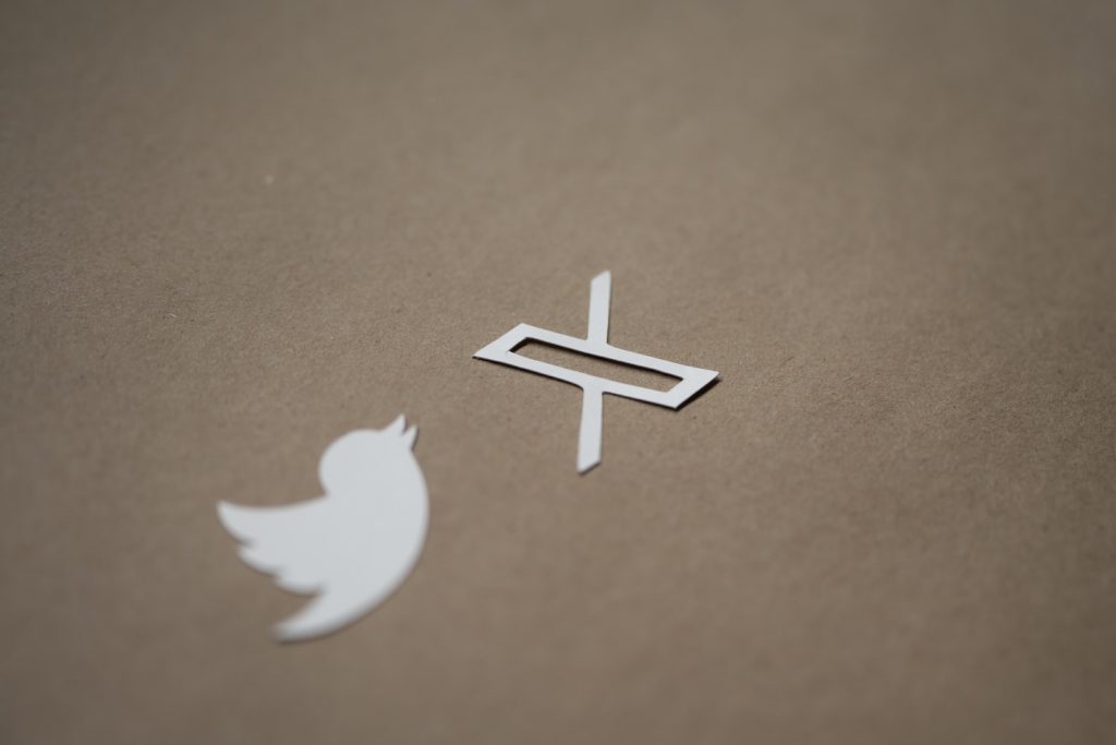 Ancien et nouveau logo de X, anciennement connu sous le nom de Twitter.