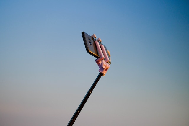 Un selfie stick solitaire utilisé pour enregistrer un Reel.