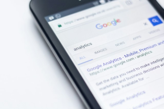 Un téléphone Android affichant un site web de Google avec le mot "analytics" dans la barre de recherche. 