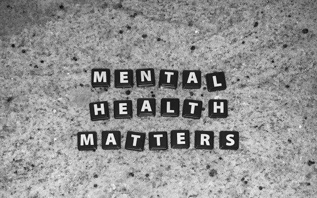 De petits blocs de lettres épelant la phrase "Mental Health Matters" (la santé mentale compte).