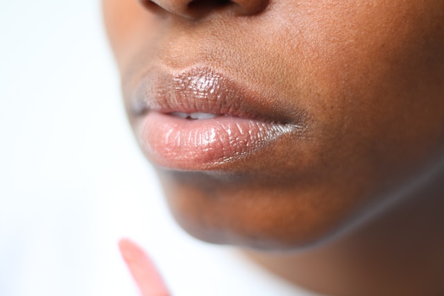 Een close-up van iemands volle, pruilende lippen.