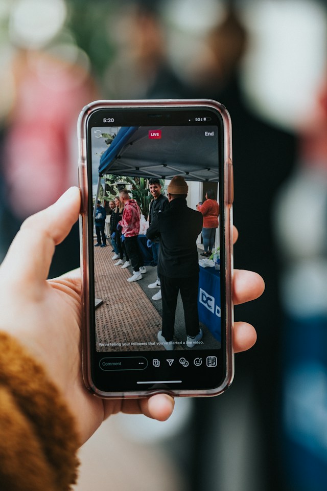 Uma pessoa está a gravar uma sessão em direto em Instagram com o seu telemóvel Android. 