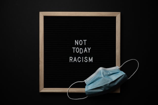 لوحة رسائل مكتوب عليها ، "ليس اليوم ، عنصرية".