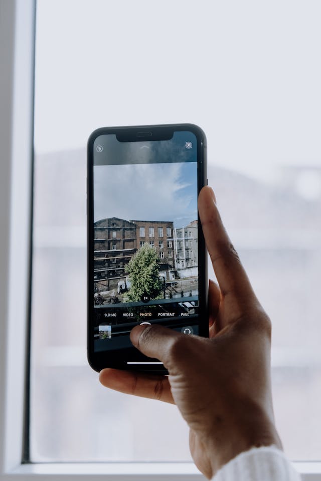 Iemand die een foto neemt met zijn telefoon om op zijn Instagram te zetten.