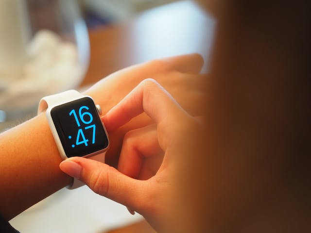 Iemand die naar zijn pols kijkt om de tijd op zijn Apple Watch te controleren.