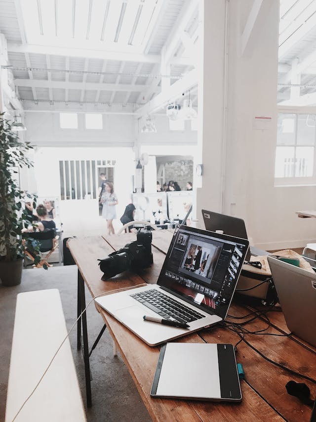 Der Laptop eines Social-Media-Experten liegt in einem Büro auf dem Tisch.