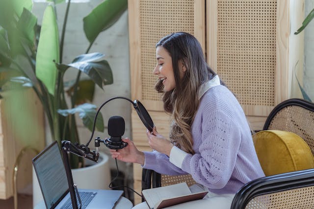 Une femme enregistrant une vidéo de collaboration avec une marque.