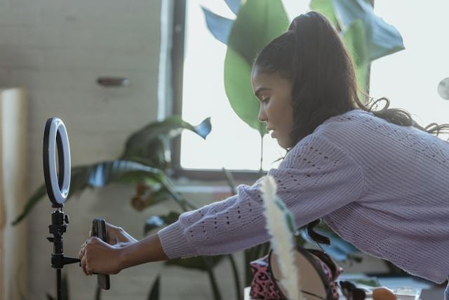 Une femme installe la caméra pour la diffusion en direct sur Instagram.