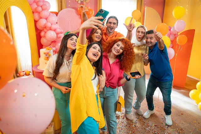 pexels-khezez-_-خزاز-19458717 | Path Social Una mujer que se está haciendo un selfi con sus amigas para publicarlo Instagram en Instagram .