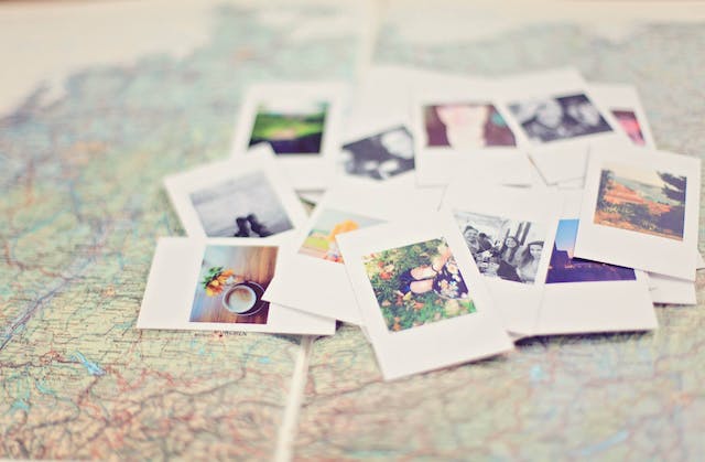 Um conjunto de fotografias em cima de um mapa-mundo.