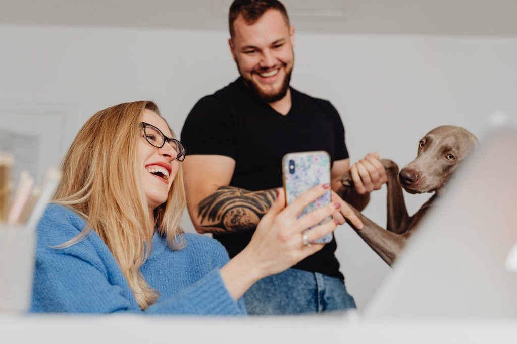 Una donna che mostra un filmato divertente al suo amico. 