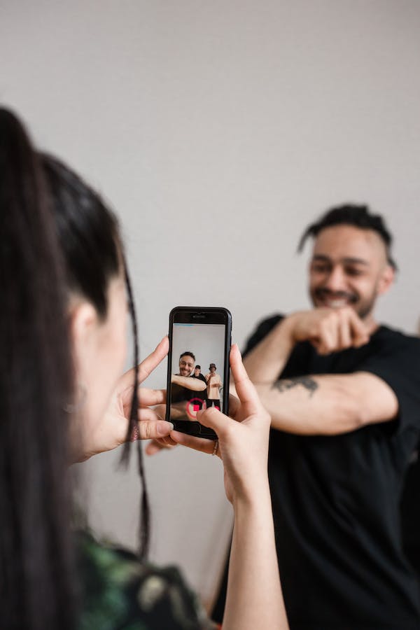 Uma mulher a filmar o número de dança do namorado. 